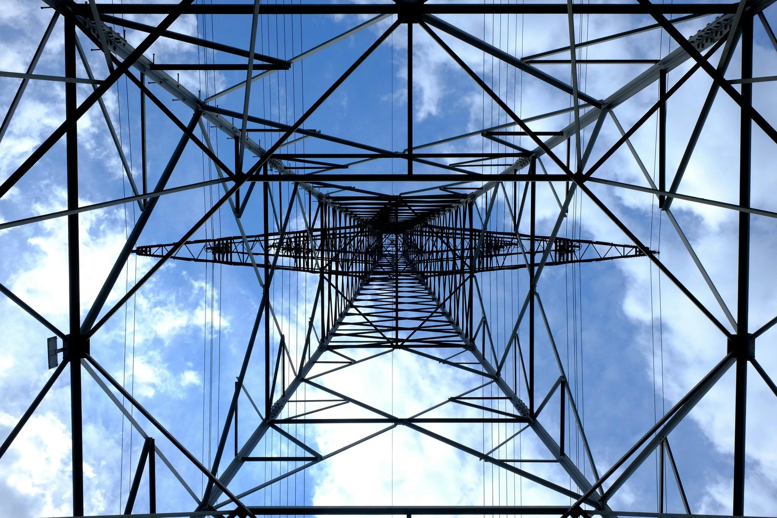 Book review presents a history of Western Europe’s energy industry