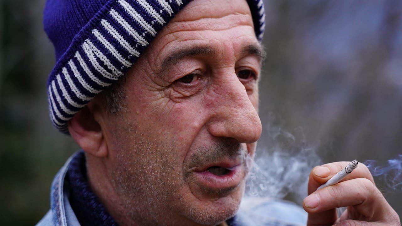 Smokers report continuing despite health and environmental risks