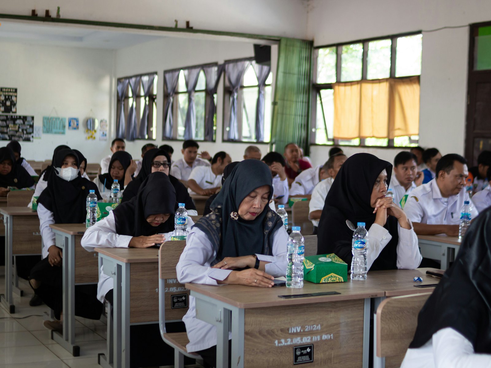 Do Refugee Students Affect the Academic Achievement of their Peers? Evidence from a Large Urban School District