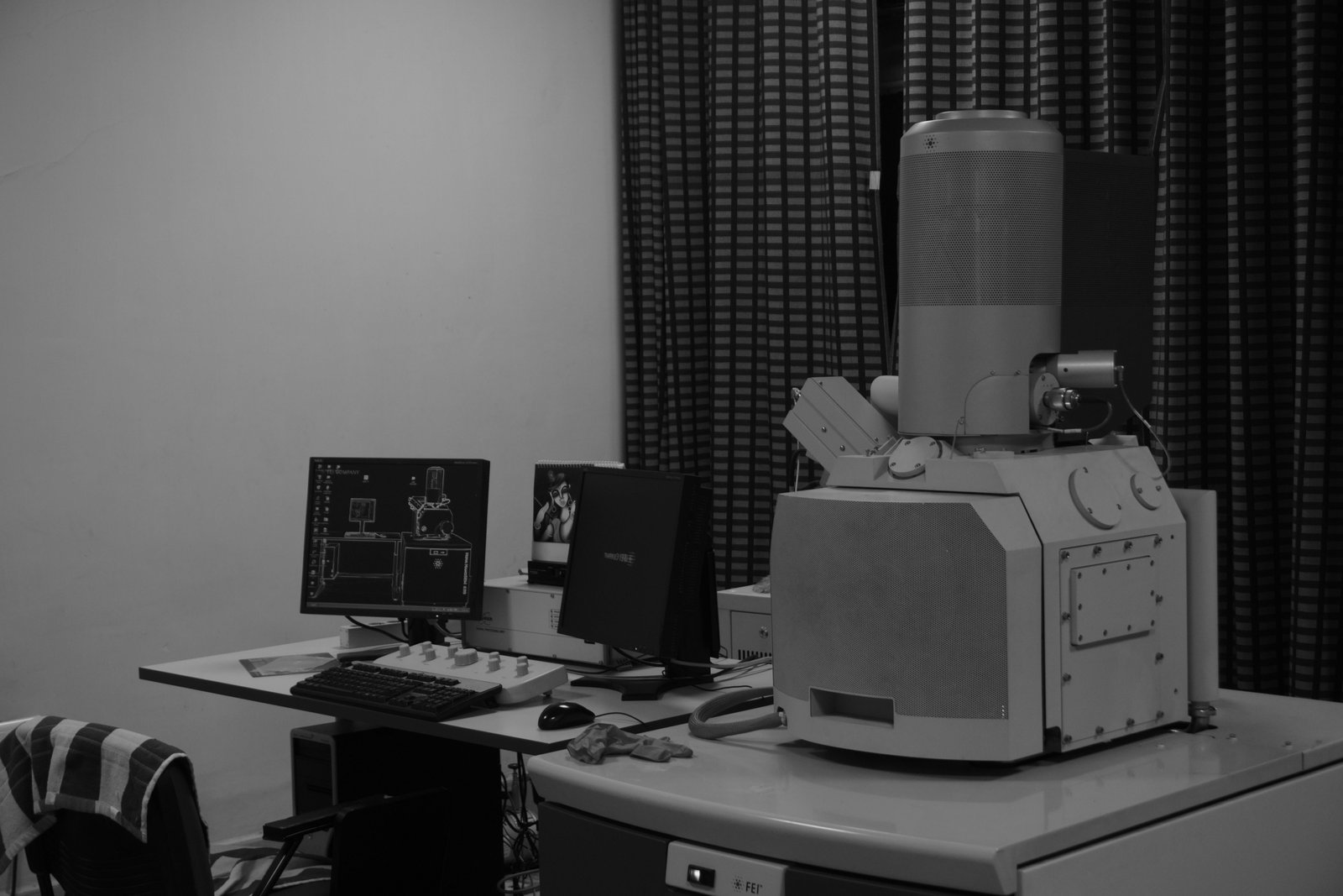 Plate design changes scatter radiation and cell proliferation