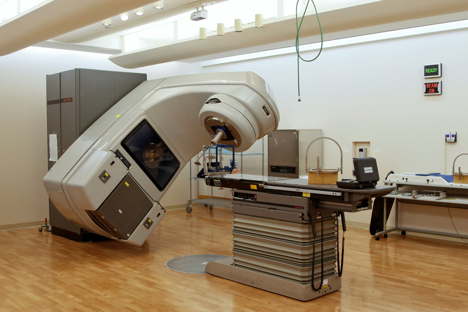 Graph matching improved IVUS-OCT sequence registration