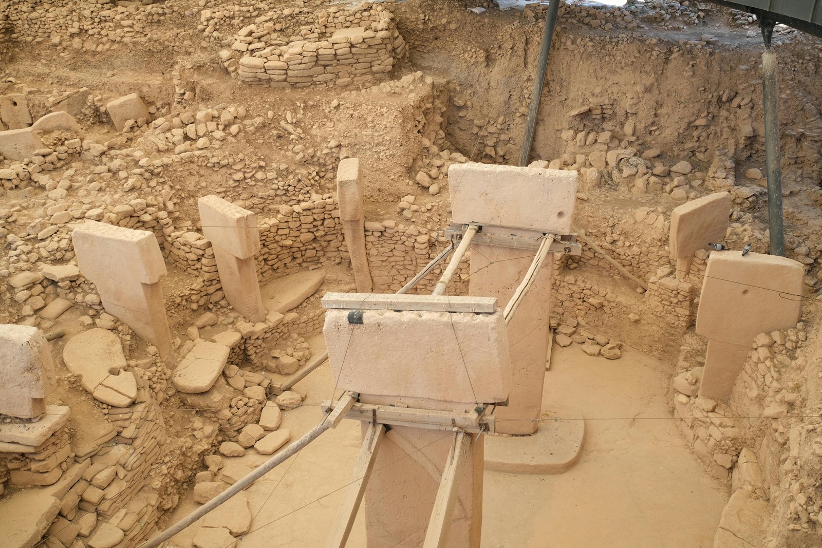 The article supports multiple pathways for applied archaeology