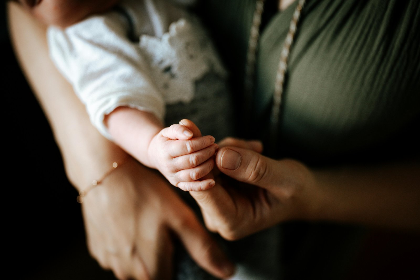 Prior social feedback shaped later infant attention