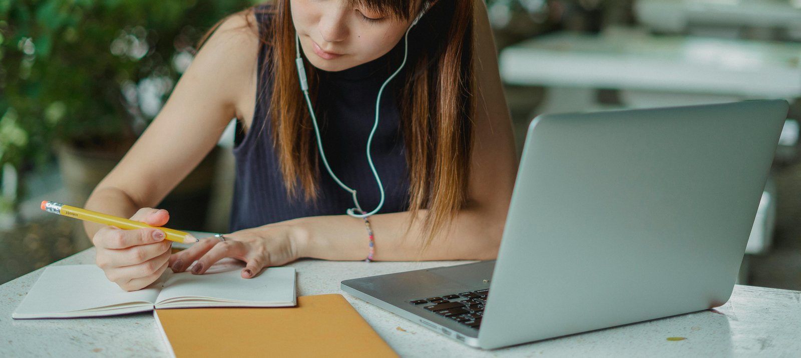 Online academic self-concept partly explains perceived performance