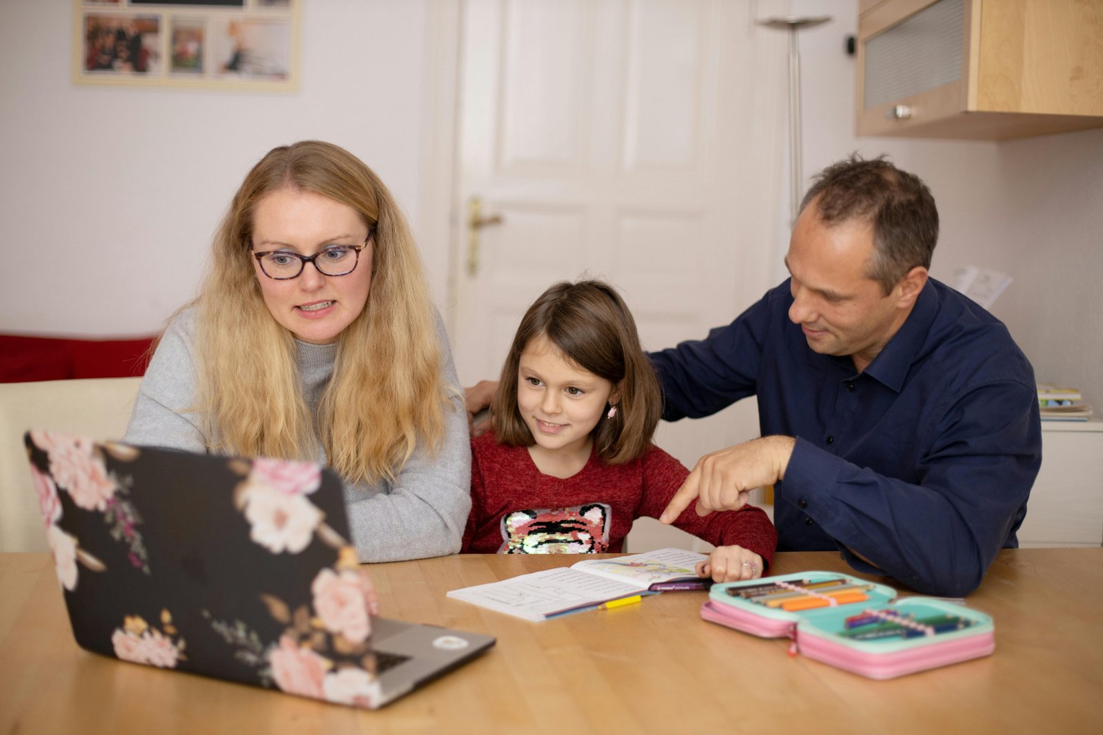 Review outlines parental AI literacy in early childhood learning