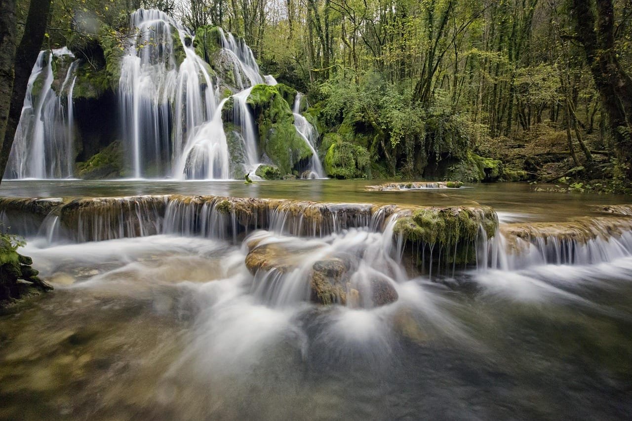 River stage dynamics drive dissolved oxygen in riparian aquifers