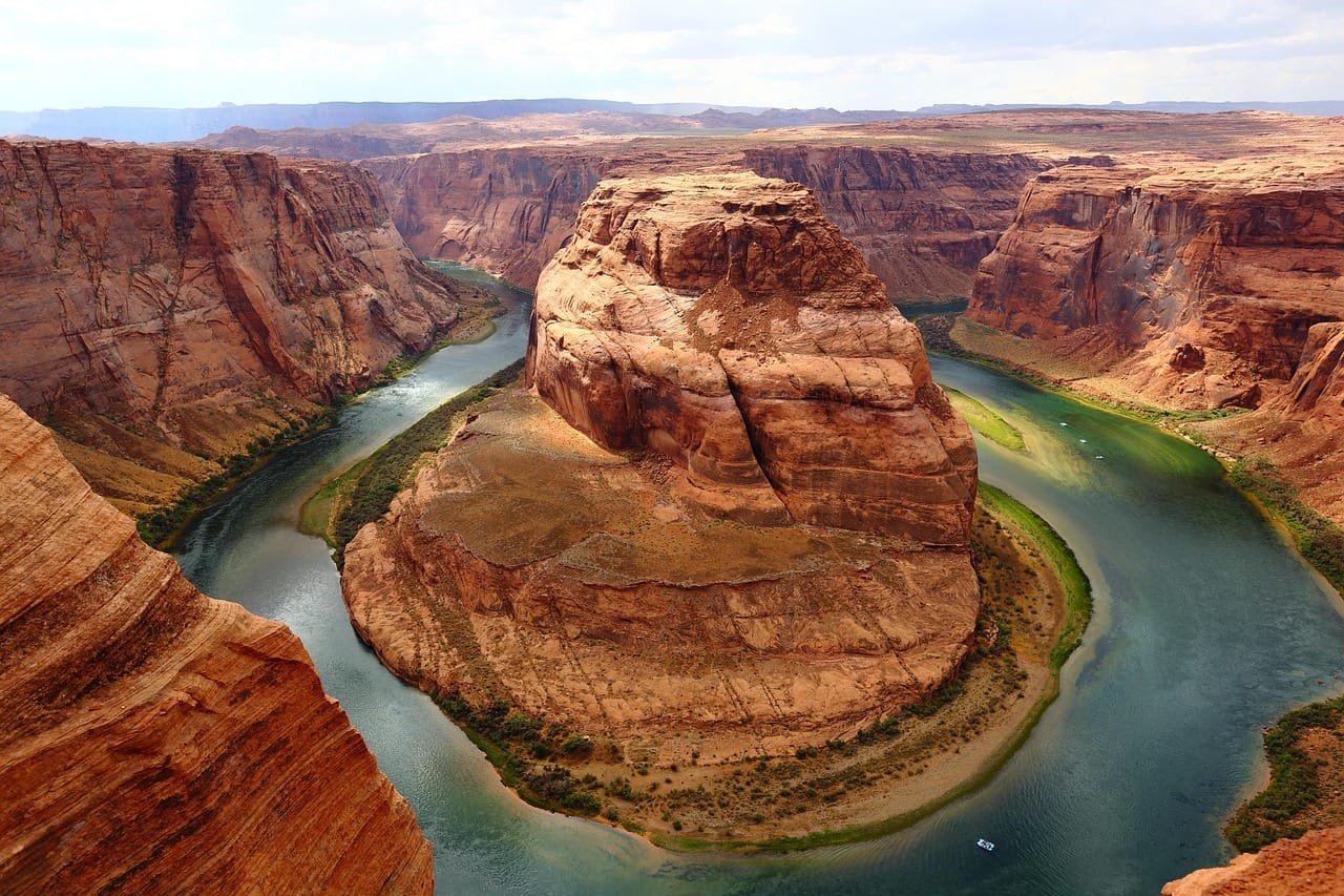 DeepDiscover infers bucket-type hydrological models from data