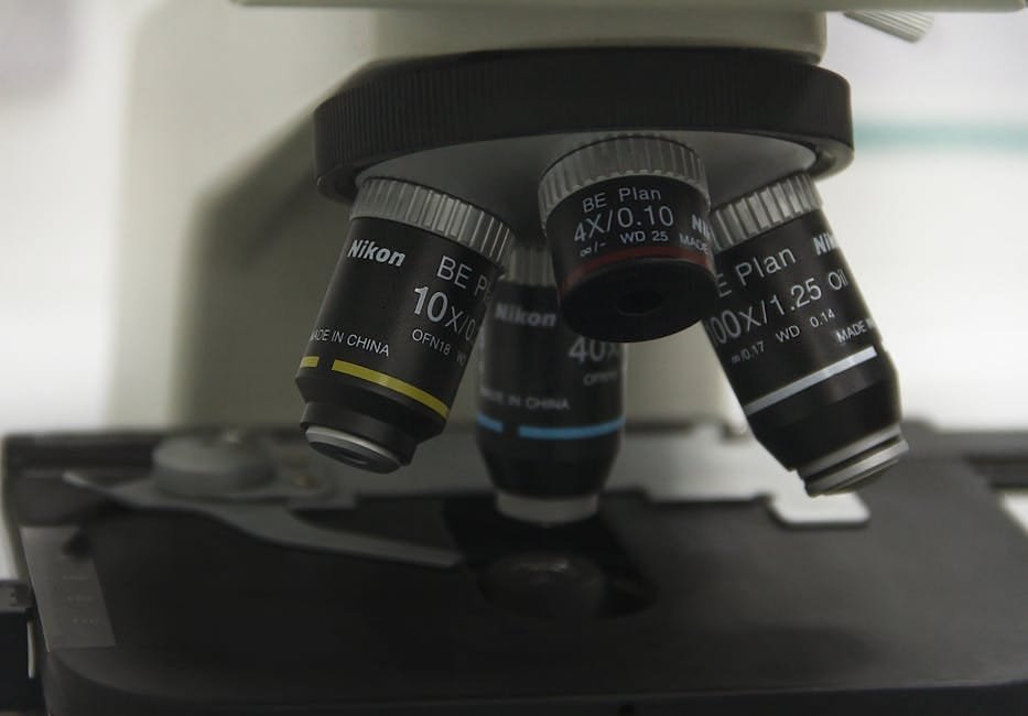 Digital defocus interference enables automated microscopy focusing