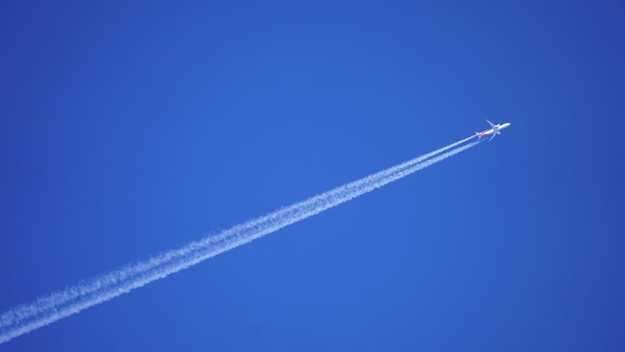 Hydrogen contrail ice crystal formation depends on entrained aerosols