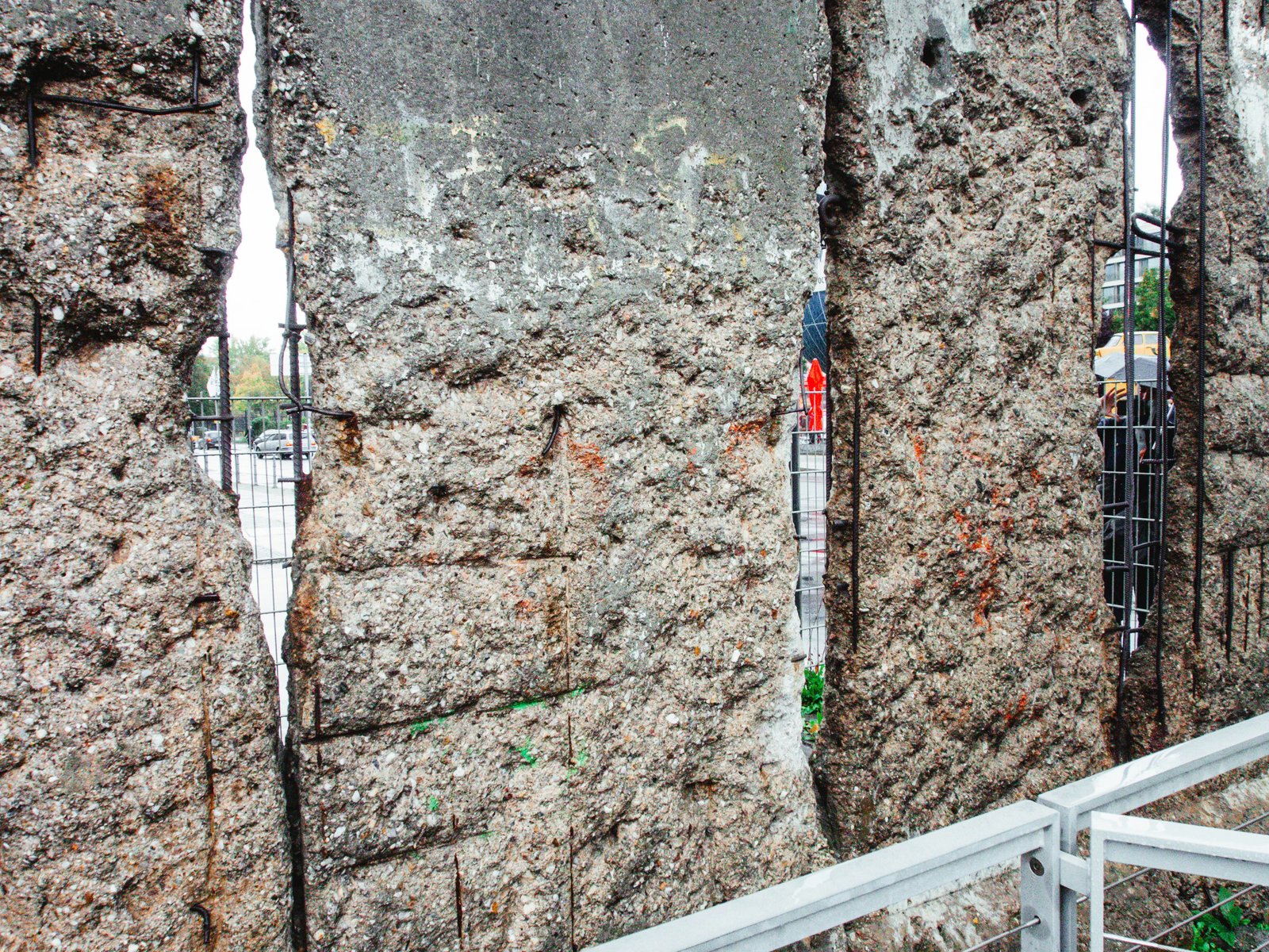 Wire mesh confinement increased brick pillar strength