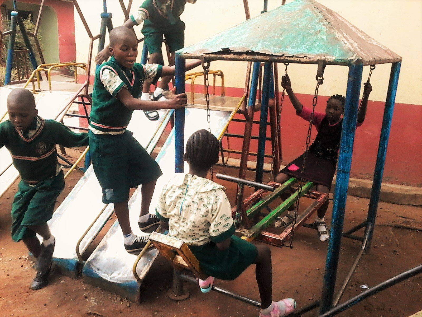 Children’s taking depends on relative status and gender
