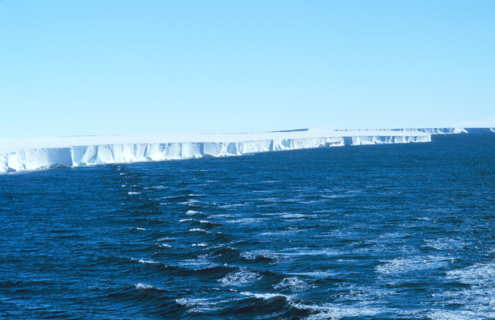 Stratified water and tides shape basal melting at Ross Ice Shelf